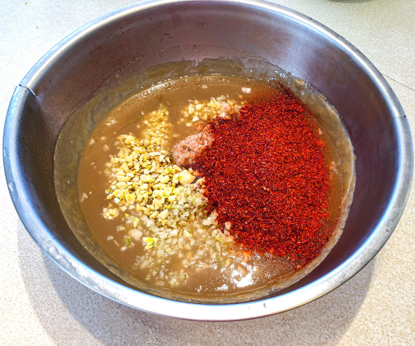 The rice flour slurry for the kimchi made with hot pepper, rice flour, and garlic 